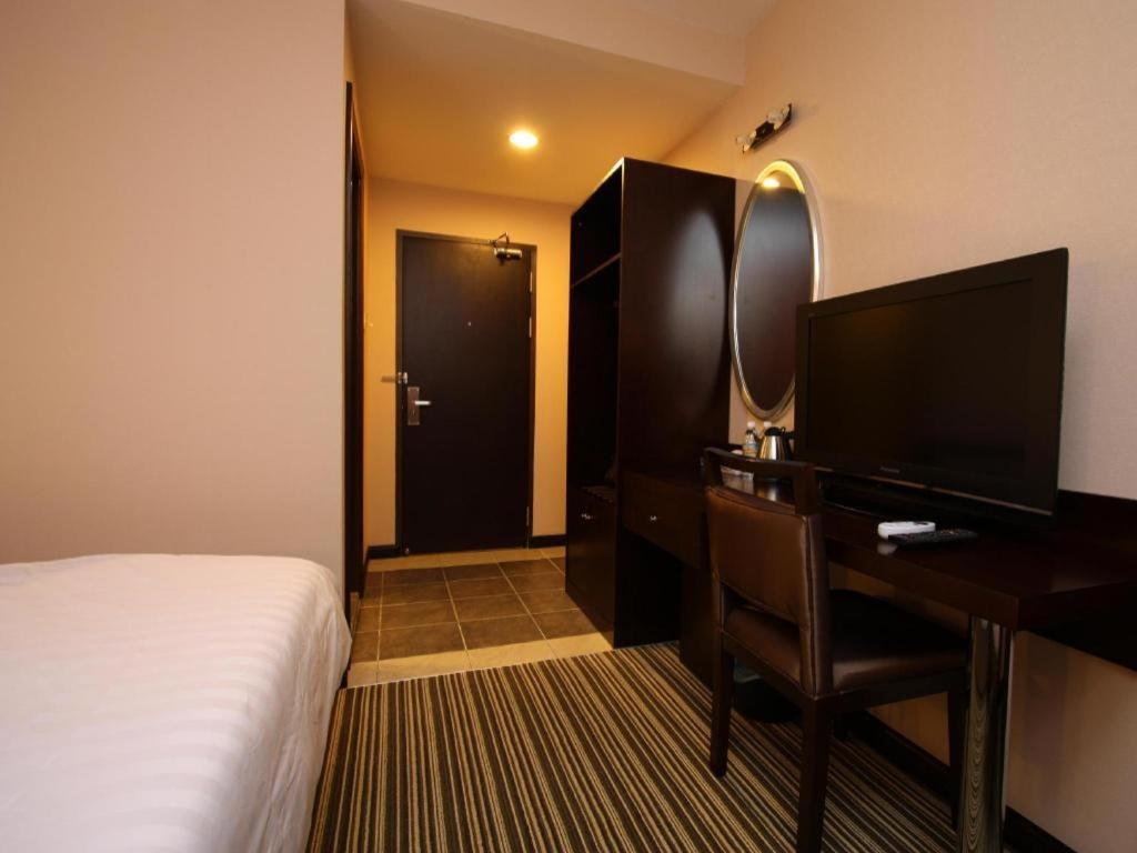 1 City Hotel Kota Kinabalu Exterior photo