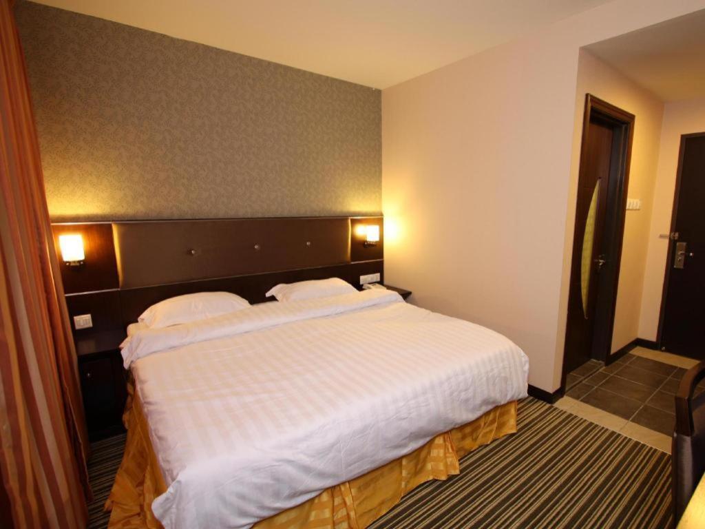 1 City Hotel Kota Kinabalu Exterior photo