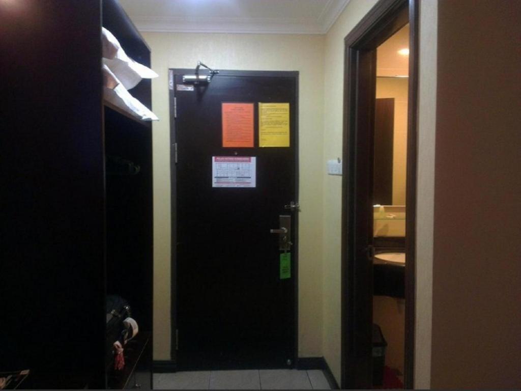 1 City Hotel Kota Kinabalu Exterior photo
